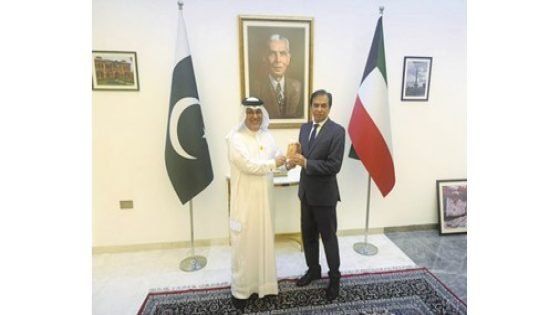 «العرفج» يوحّد الديبلوماسية.. والسفير البحريني يهدي نظيريه الروسي والباكستاني الشعار – الخليجي نت