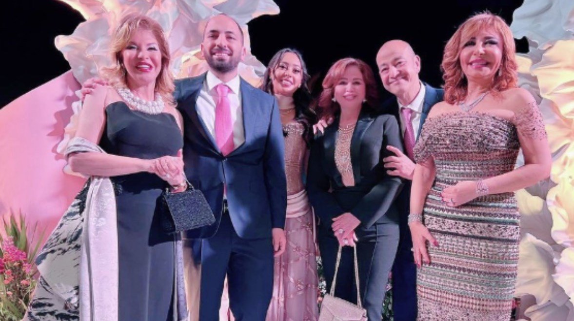 بحضور نجوم الفن والإعلام.. إلهام شاهين تهنئ عمرو أديب ولميس الحديد بخطوبة نجلهما
– الخليجي نت