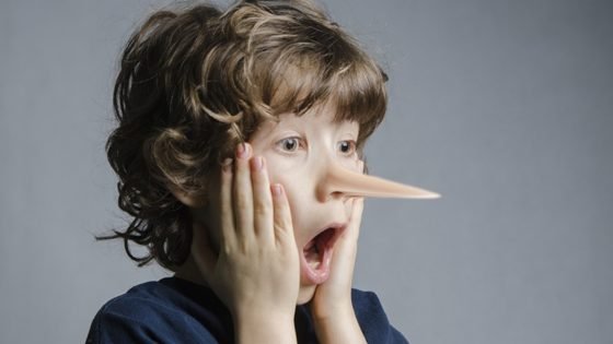 تترك أثرا نفسيا سلبيا على الطفل، استشاري يحدد المسموح والممنوع في كذبة أبريل – الخليجي نت