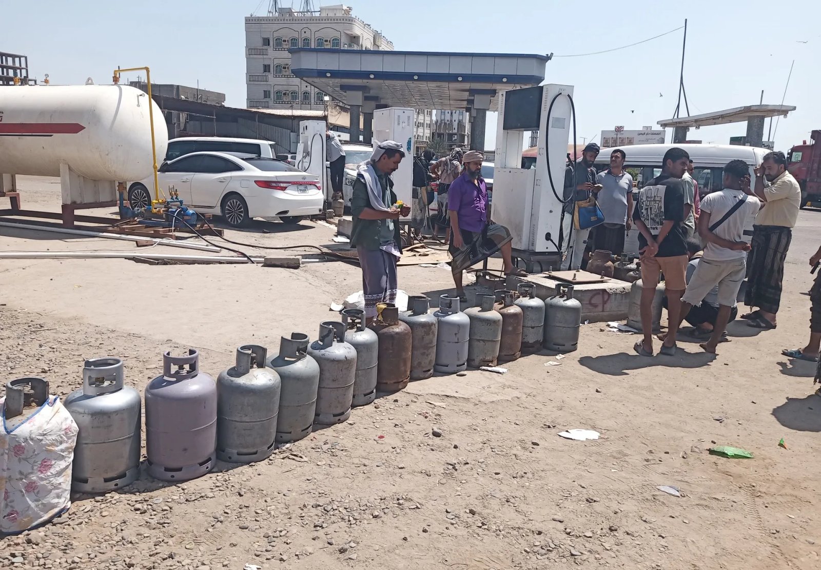 عدن.. طوابير لا تنتهي ورحلة شاقة خلف أسطوانة الغاز		 – الخليجي نت