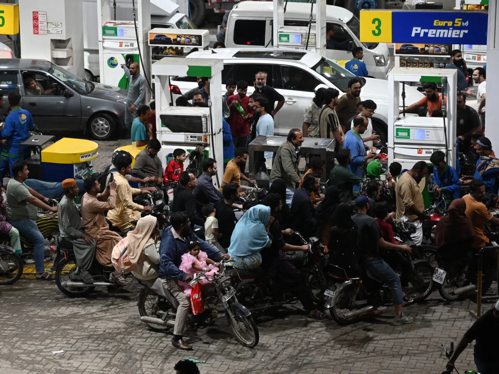 حظر سفر مسؤولين وعمل عن بعد.. دول تتقشف لمواجهة تداعيات الحرب – الخليجي نت