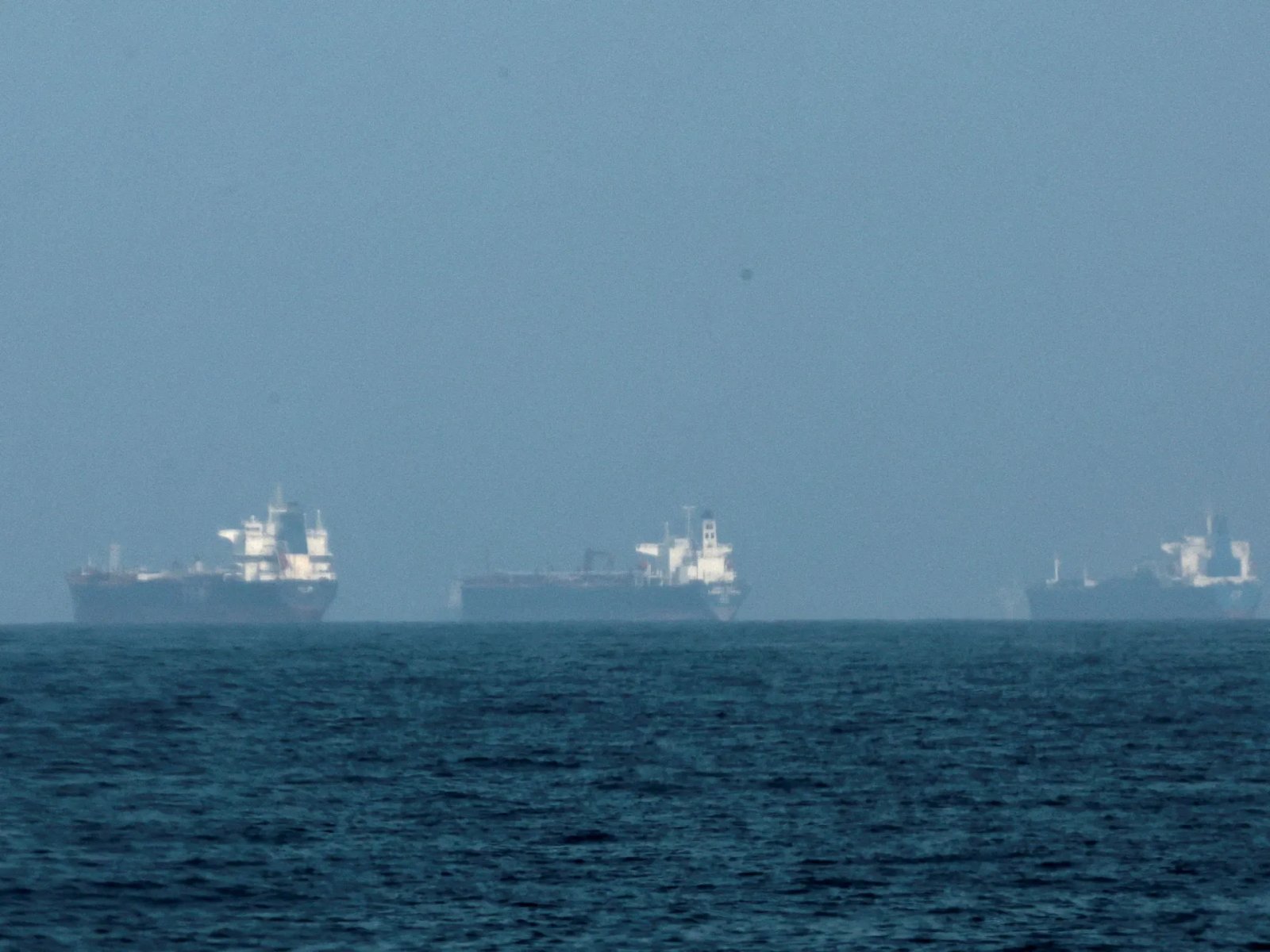 إيران تصدر 4.6 ملايين برميل وتواصل اختراق الحصار الأمريكي في هرمز		 – الخليجي نت