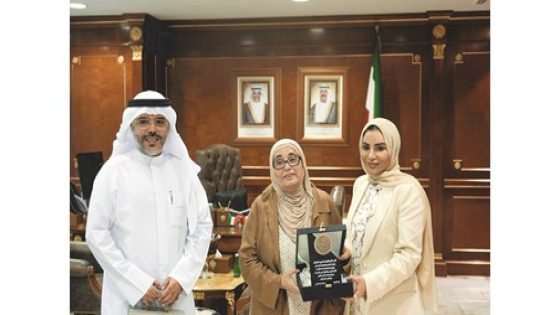 وزيرة الشؤون والوكيل يكرّمان الزميلة بشرى شعبان لمغادرتها الكويت بعد تغطية أخبار الوزارة 24 عاماً – الخليجي نت