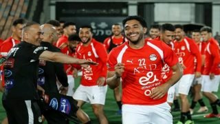 ممر شرفي في تدريب المنتخب الوطني احتفالاً بمرموش واللاعبين الجدد
                         – الخليجي نت