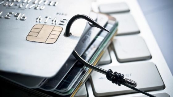 فخ العروض الوهمية.. كيف يستغل الهاكرز “الهندسة الاجتماعية” لاختراق حساباتك البنكية؟ – الخليجي نت