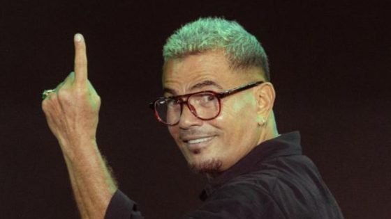 كيف تفوق عمرو دياب على أساطير الموسيقى في 2026؟ – الخليجي نت