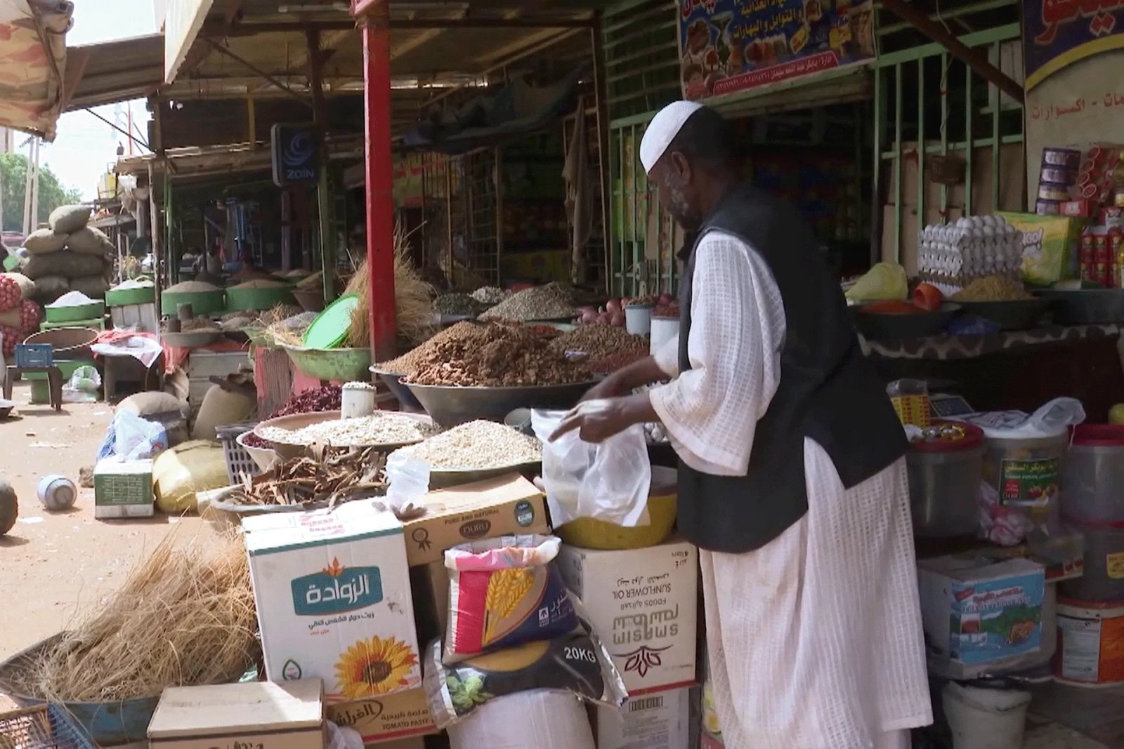 حظر الاستيراد في السودان.. محاولة لإنقاذ الجنيه أم بوابة لأزمة جديدة؟		 – الخليجي نت
