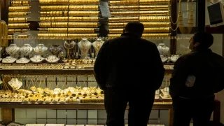 الذهب يرتفع والنفط يتأرجح وسط ترقب اتفاق بين أمريكا وإيران		 – الخليجي نت