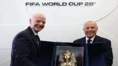 إنفانتينو يمنح أبو ريدة درع كأس العالم ..وتوت عنخ آمون هدية من اتحاد الكرة لفيفا – الخليجي نت