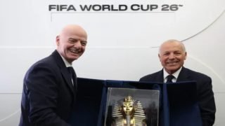 إنفانتينو يمنح أبو ريدة درع كأس العالم ..وتوت عنخ آمون هدية من اتحاد الكرة لفيفا
– الخليجي نت