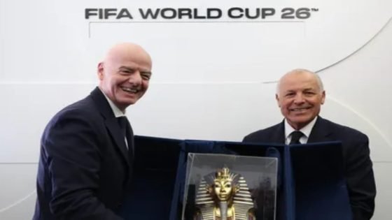 إنفانتينو يمنح أبو ريدة درع كأس العالم ..وتوت عنخ آمون هدية من اتحاد الكرة لفيفا – الخليجي نت