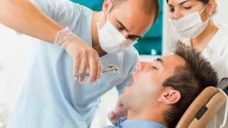 بعد واقعة طبيبة شبرا..لماذا يرفض بعض الأطباء احتفاظك بالسن المخلوع؟
                             – الخليجي نت