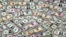 الدولار عند ذروة عام والين يقترب من قاع 40 عاما – الخليجي نت