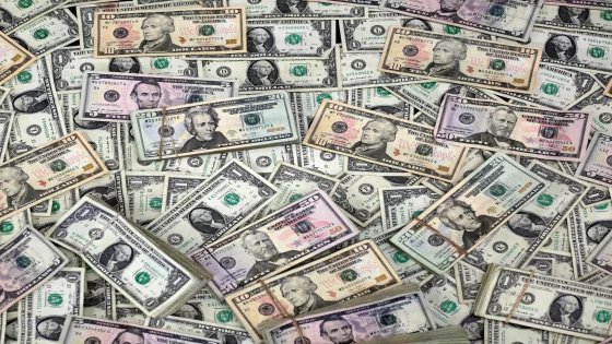 الدولار عند ذروة عام والين يقترب من قاع 40 عاما – الخليجي نت