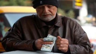 تراجع النفط يفاقم معاناة العراقيين.. هل تنجح الحكومة في حماية رواتب المتقاعدين؟		 – الخليجي نت